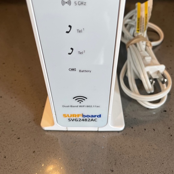 ARRIS Surfboard Internet, wifi and voice modem - Picture 4 of 10